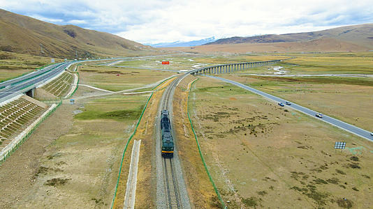 壮美中国青藏高原火车铁路大桥视频的预览图