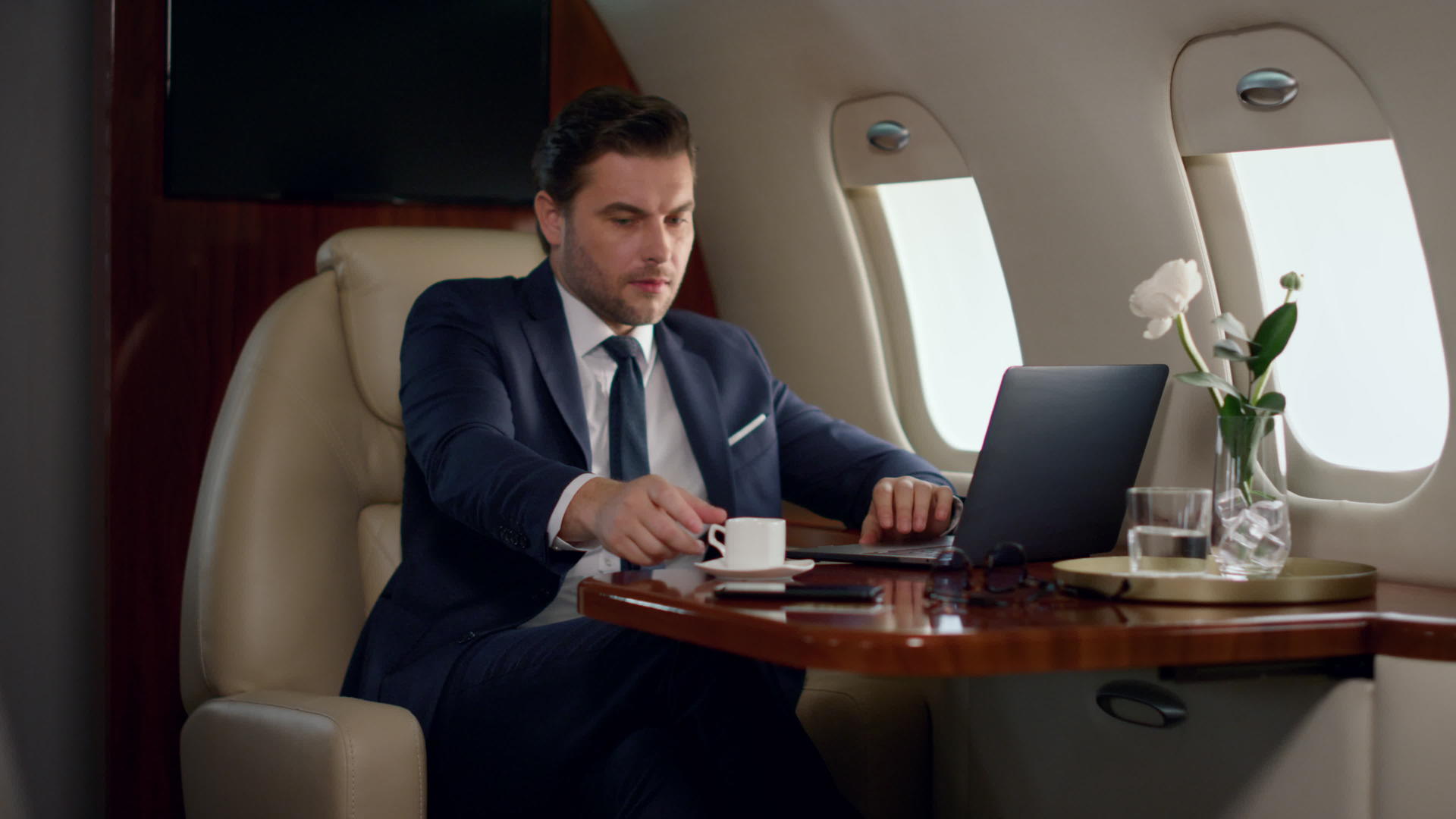 男性白领在飞机上用电脑认证工作视频的预览图