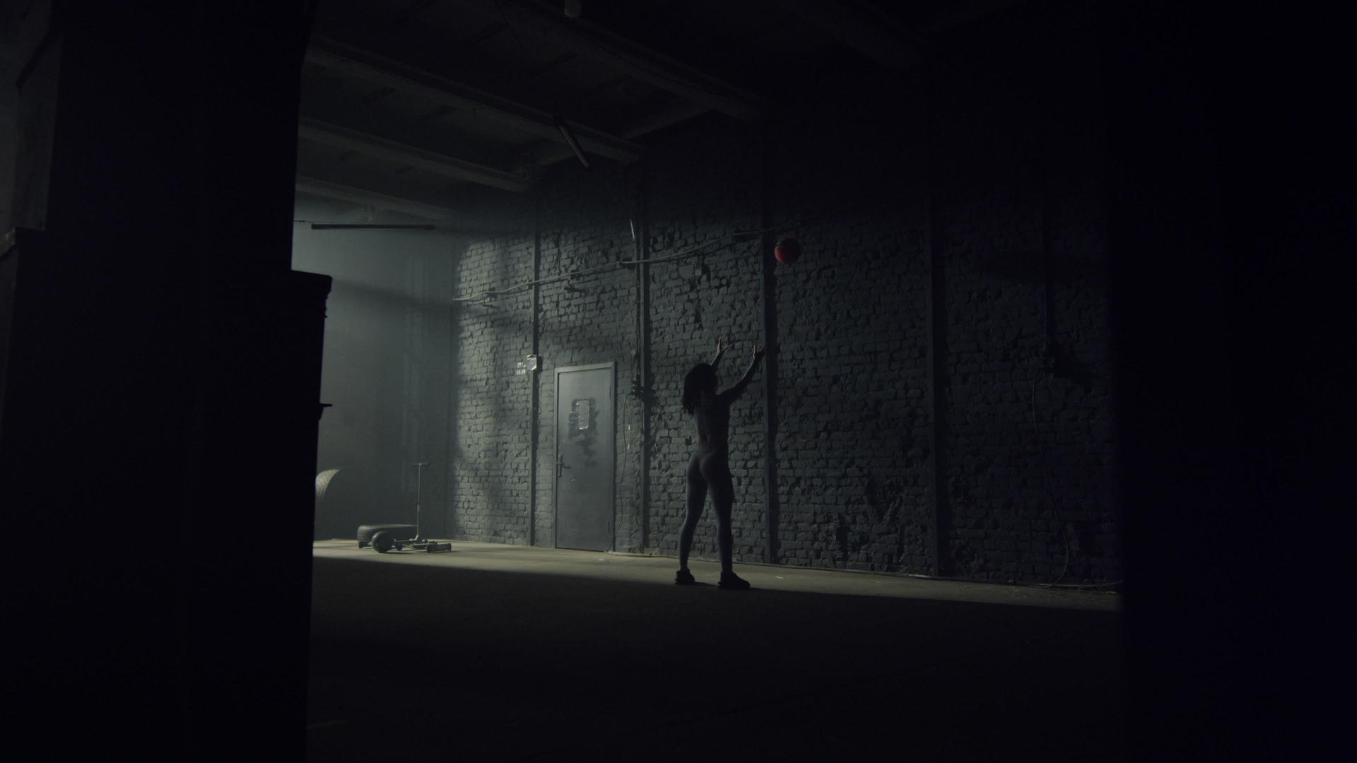 女运动员在混凝土墙上扔健身球视频的预览图