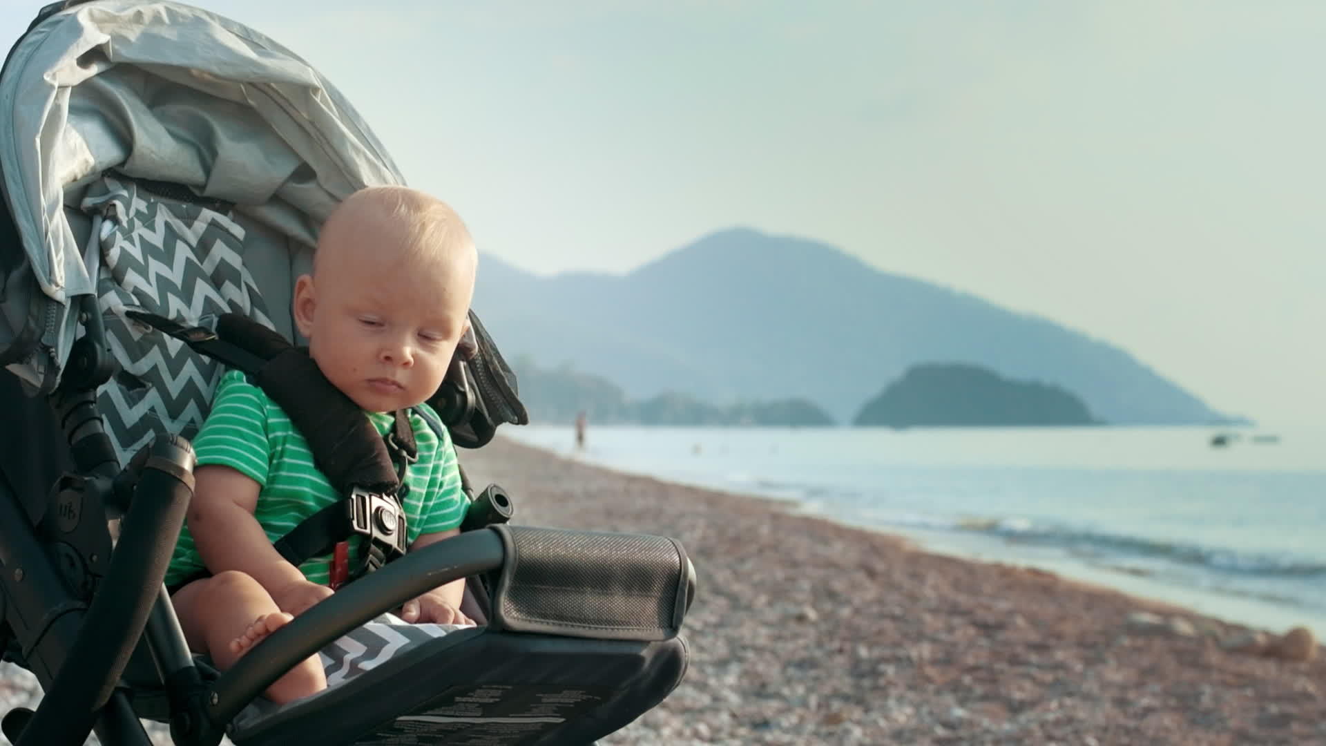 婴儿坐在婴儿车里看着镜头视频的预览图