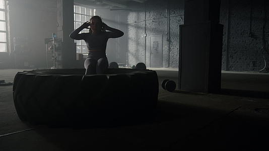 女运动员做腹部运动视频的预览图
