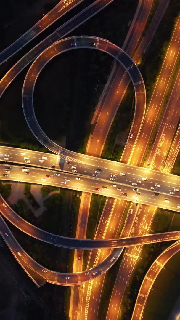 航拍城市夜景交通道路立交桥灯光车流素材视频的预览图