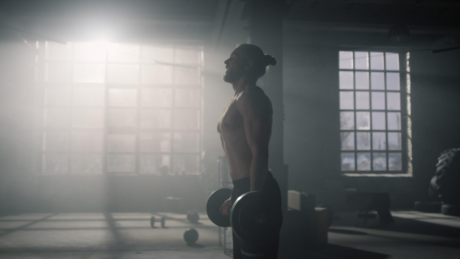 运动员男子在健身房举重锻炼视频的预览图