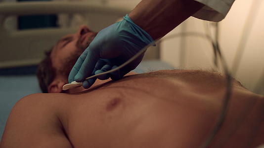现代医院的心脏病专家将心电装置放置在患者的胸部视频的预览图