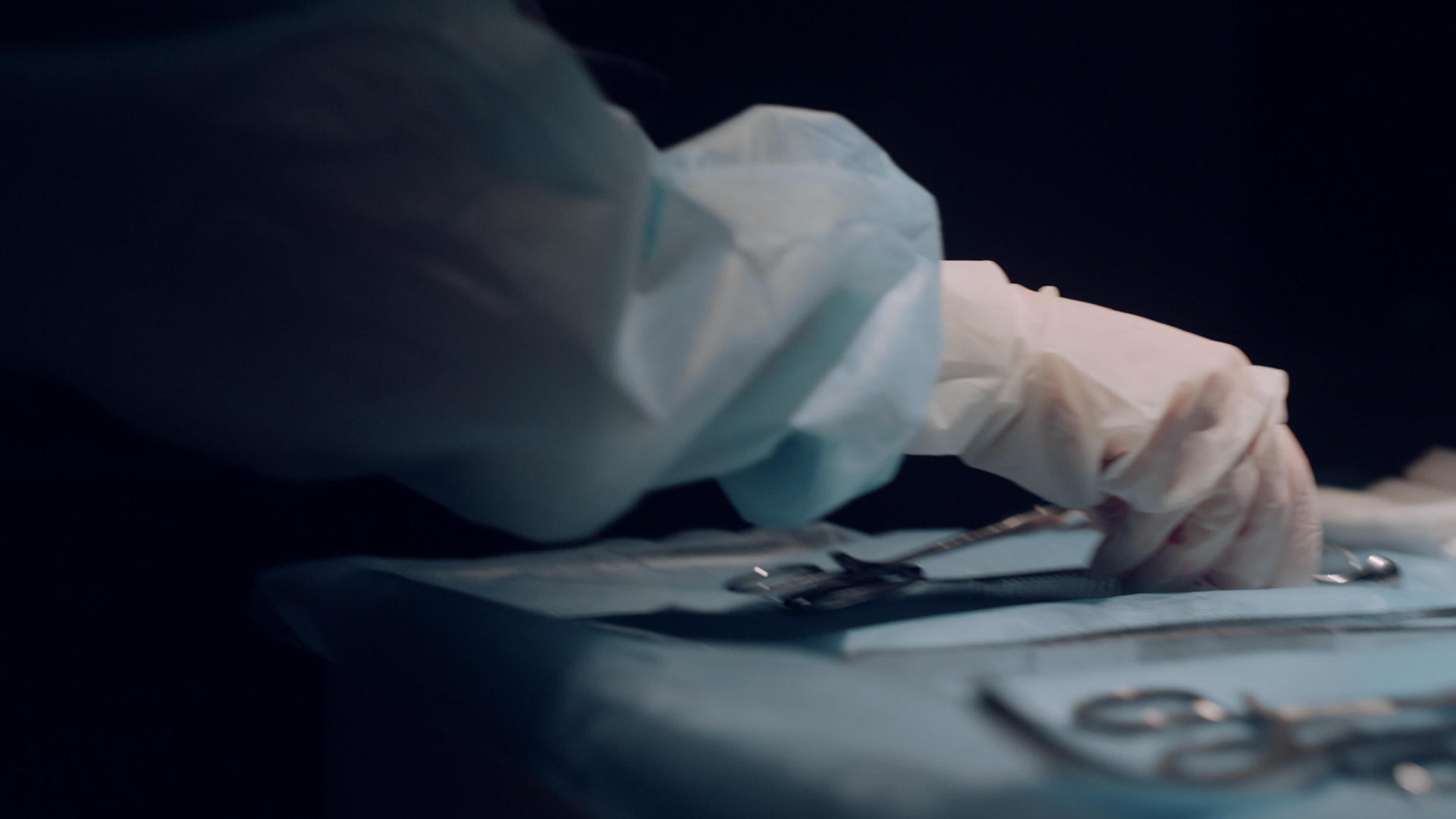 助理将手术工具交给手术室的外科医生视频的预览图