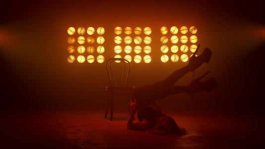 女孩在椅子上表演性感舞蹈视频的预览图
