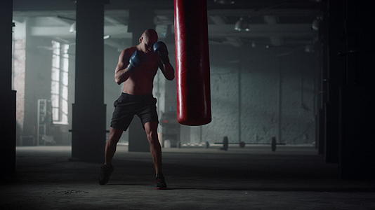 男人在健身房打拳击视频的预览图