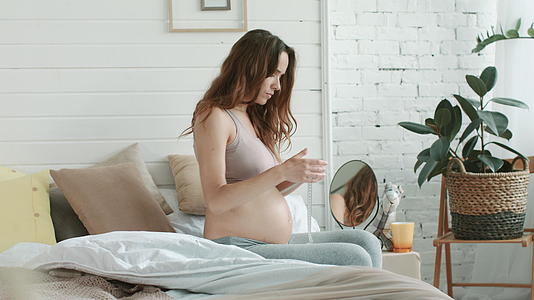 孕妇起床量肚子大小视频的预览图