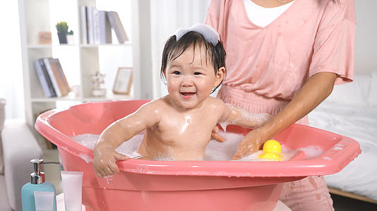 4K宝宝洗澡视频的预览图