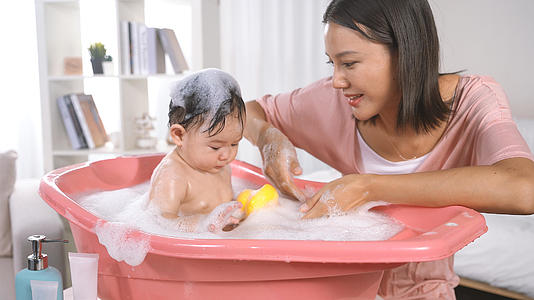 4K宝宝洗澡视频的预览图