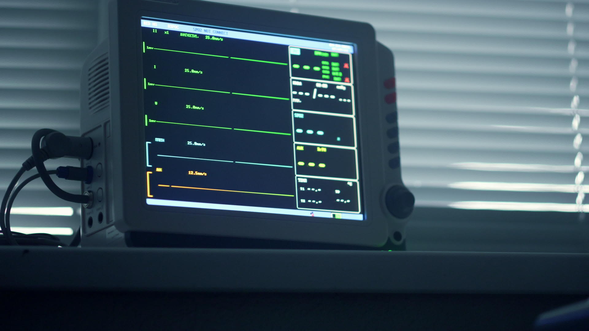 诊所中心率显示的心跳屏幕设备重症监护特写视频的预览图
