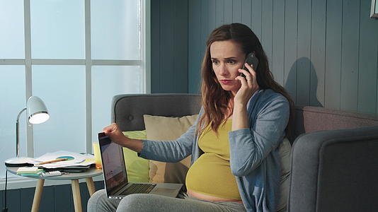 孕妇在家办公室打电话视频的预览图