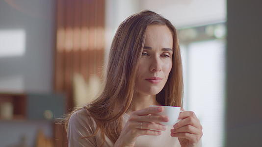 女性早起喝一杯热咖啡视频的预览图