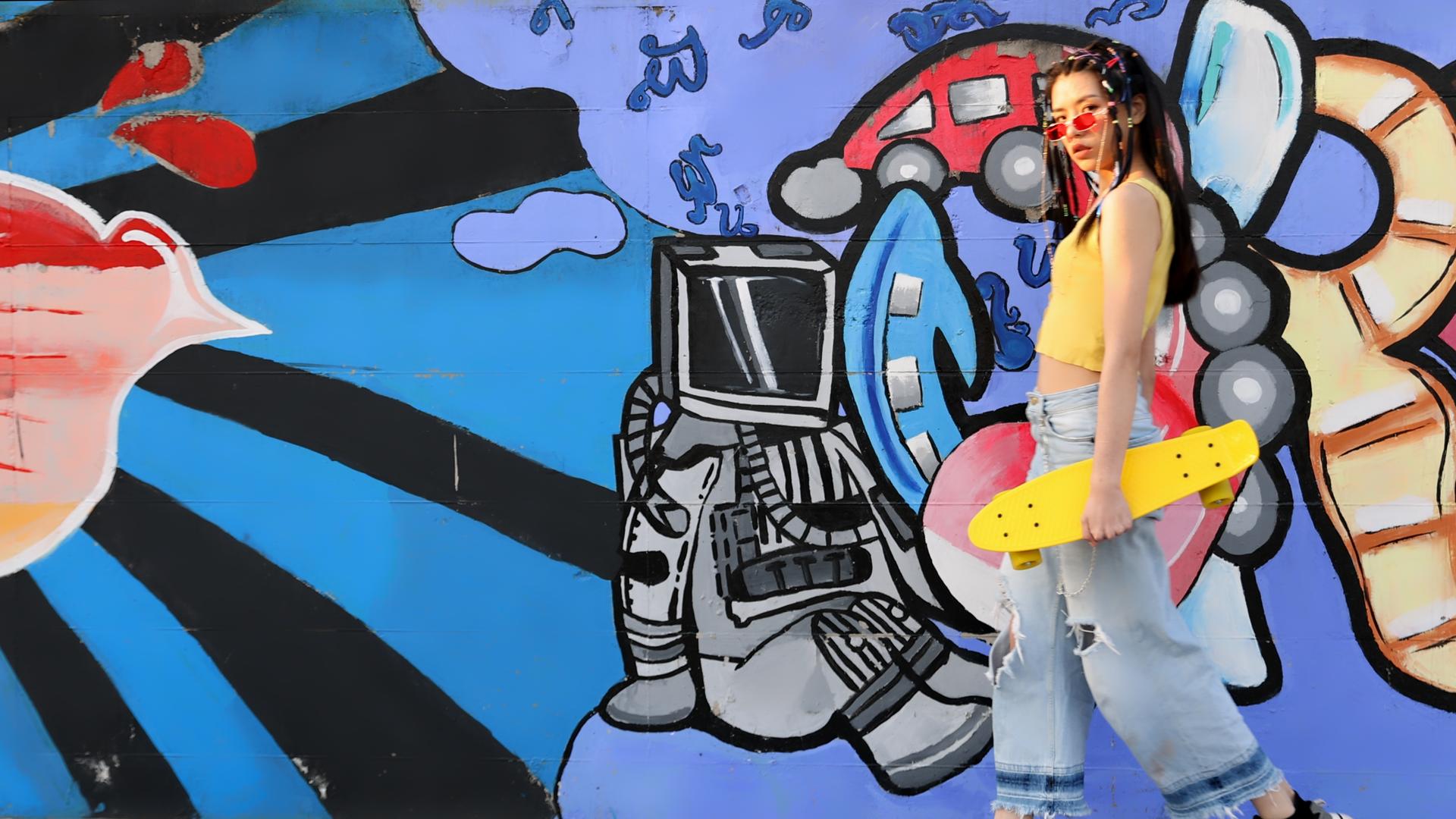 嘻哈潮流女孩走过涂鸦墙视频的预览图