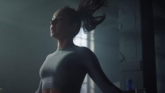 健身女性有氧运动视频的预览图