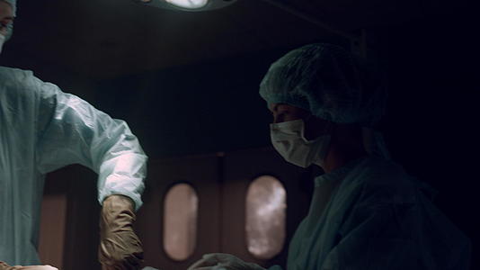 女外科医生在医院病房做手术视频的预览图