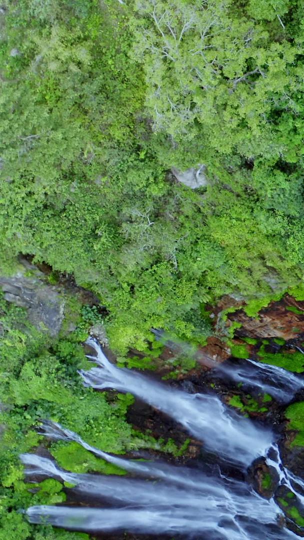 俯瞰航拍的赛舞瀑布视频的预览图