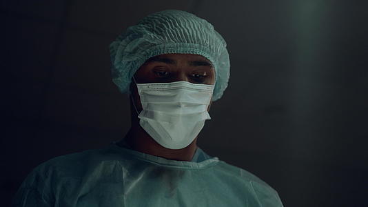 专业外科医生在手术室做面部特写手术视频的预览图
