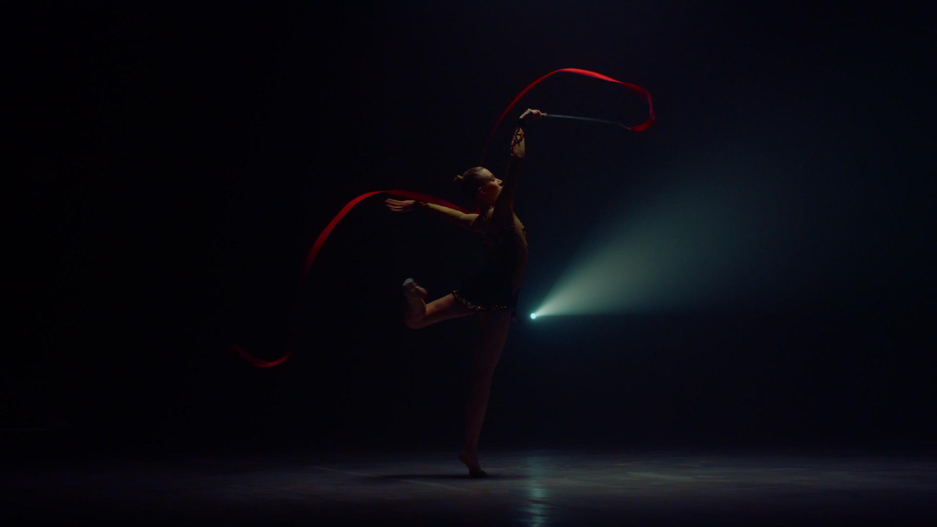 灵活的体操女运动员表演纺丝技巧视频的预览图