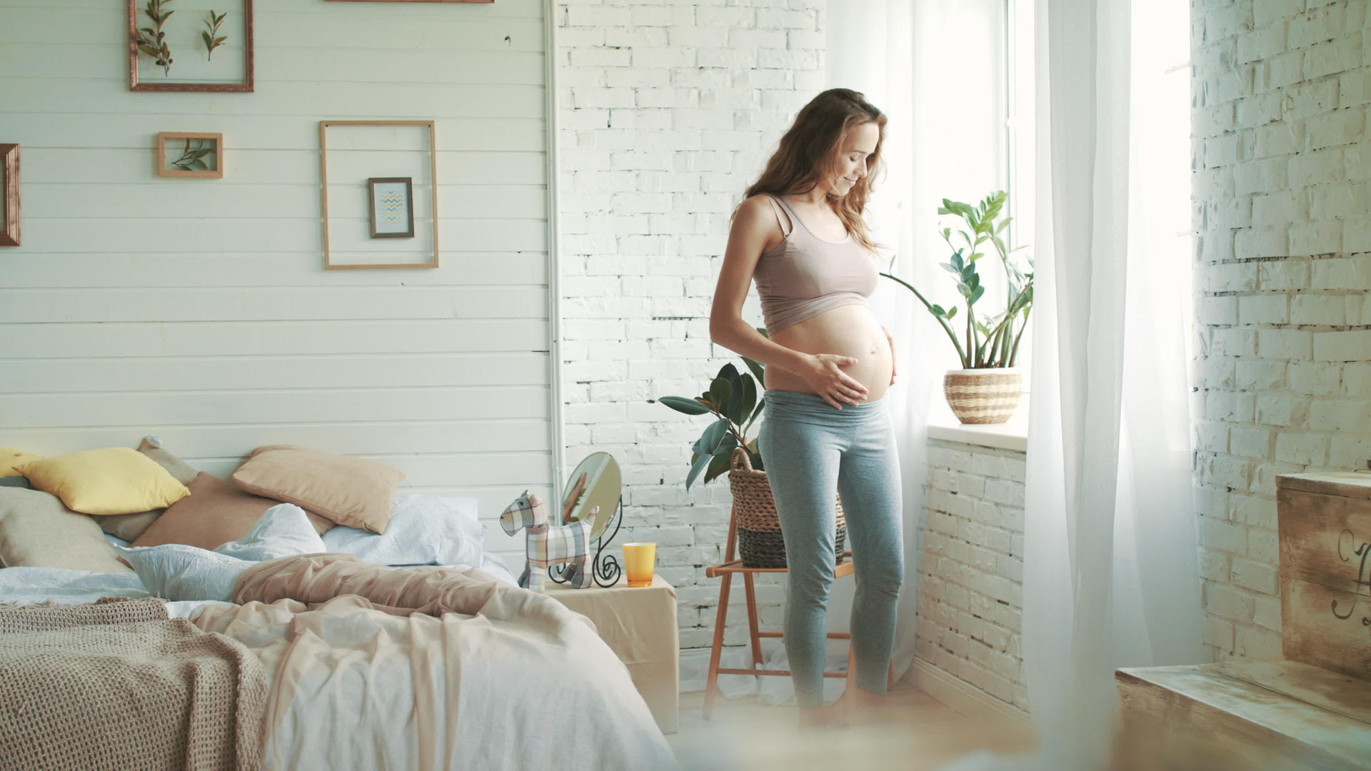 怀孕的腹部在窗户前隆起视频的预览图