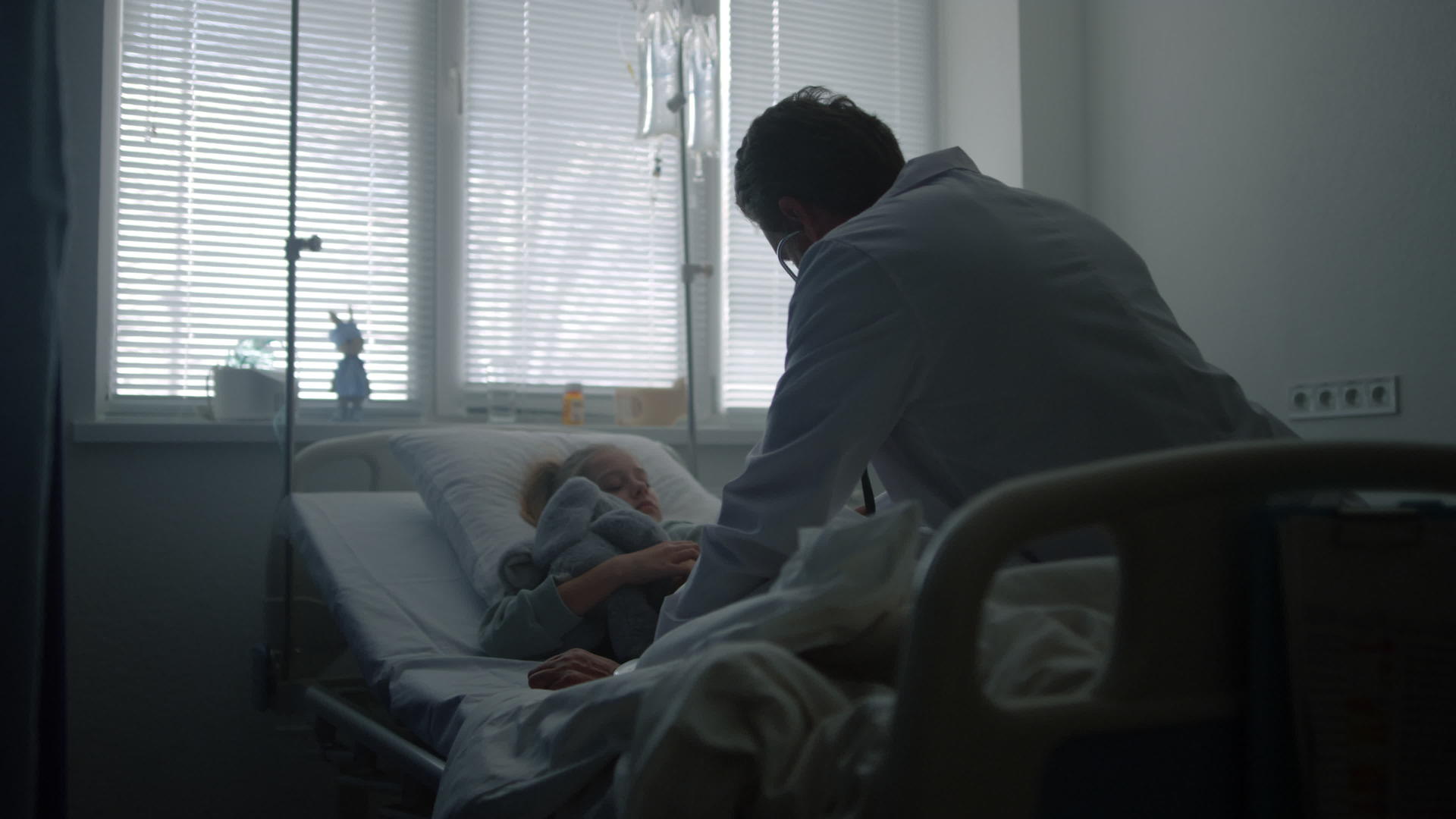 医生在医院病房用听诊器检查孩子的身体视频的预览图
