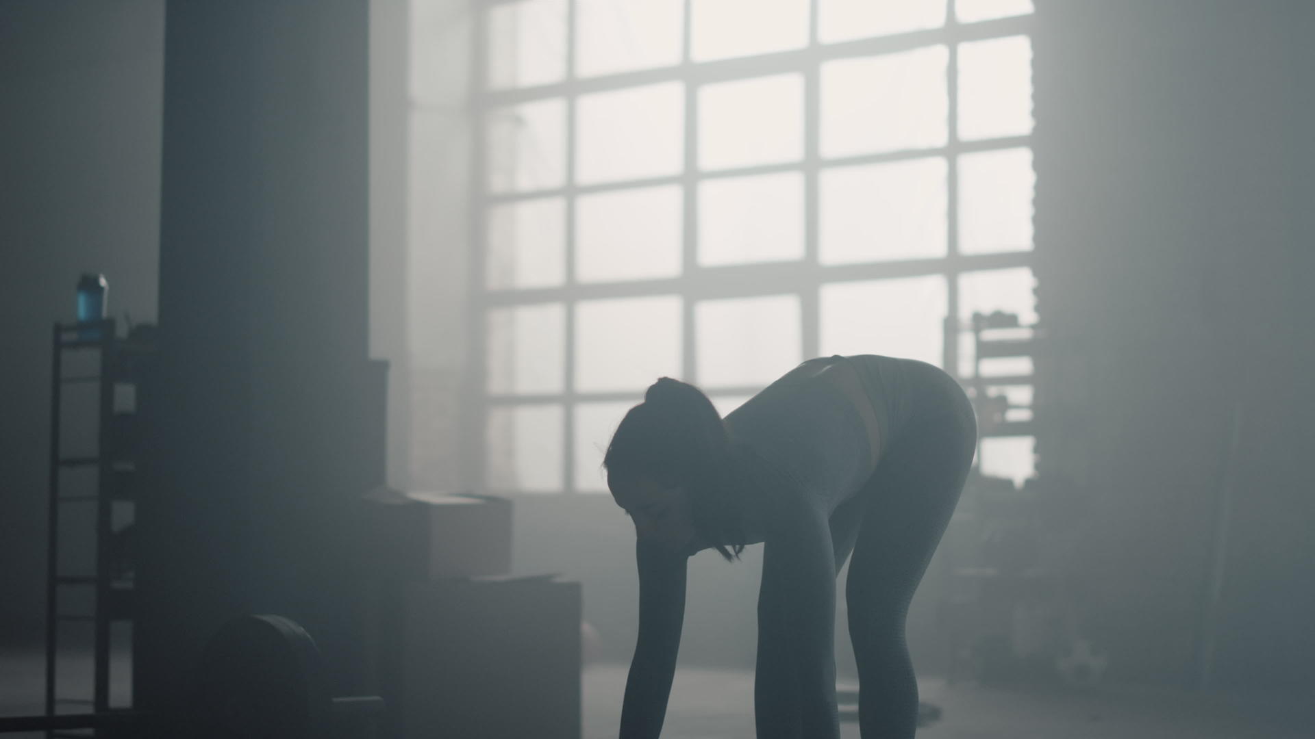女运动员用沉重的哑铃锻炼视频的预览图