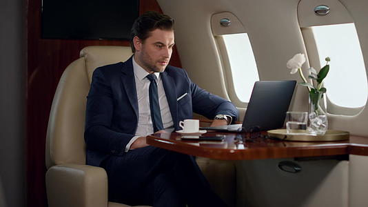 专注于私人飞机CEO视频通话在线对话视频的预览图