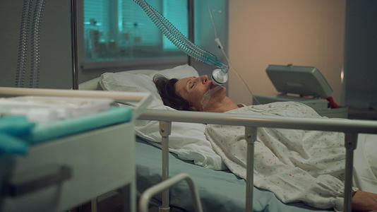 病床上的病人戴着氧气面罩视频的预览图