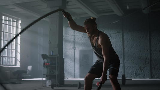 男子在健身房用战绳训练做强身健身运动视频的预览图