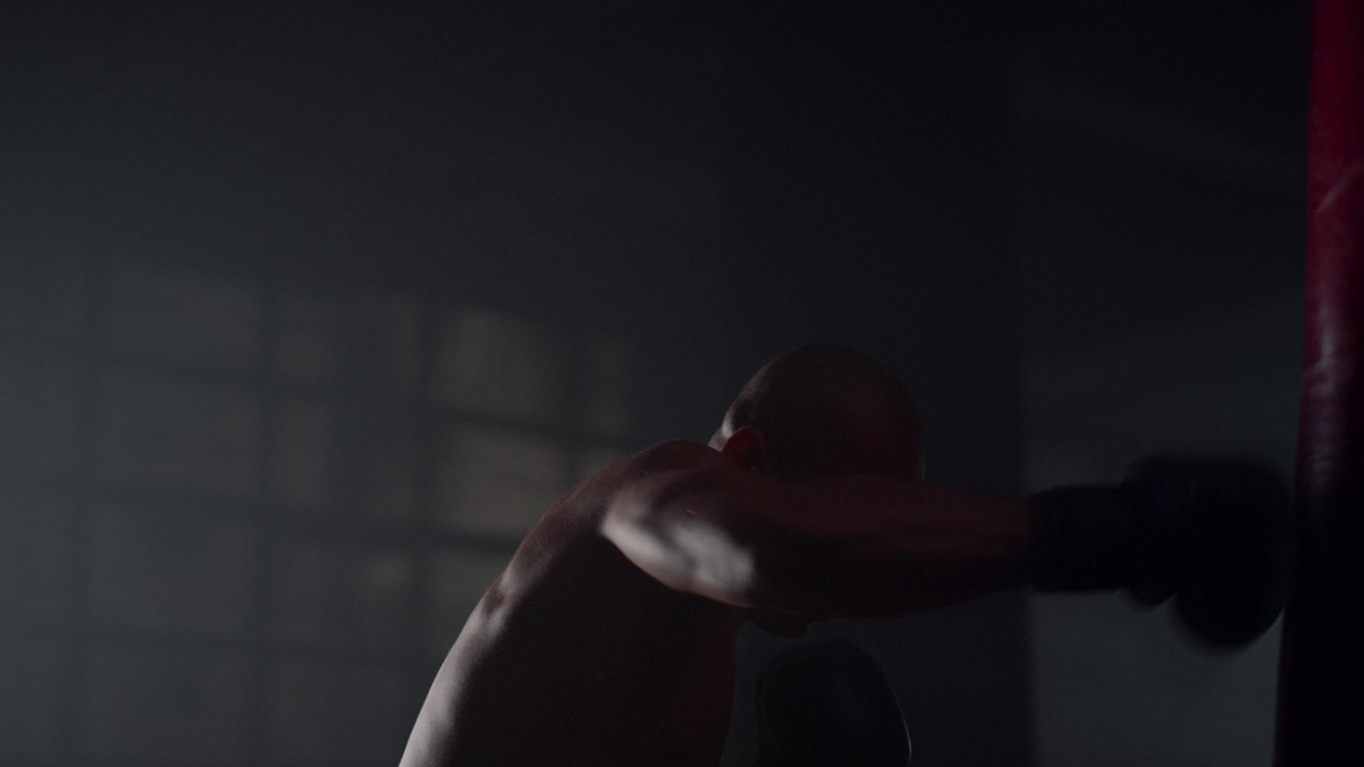 健身男在健身房拳击沙袋视频的预览图