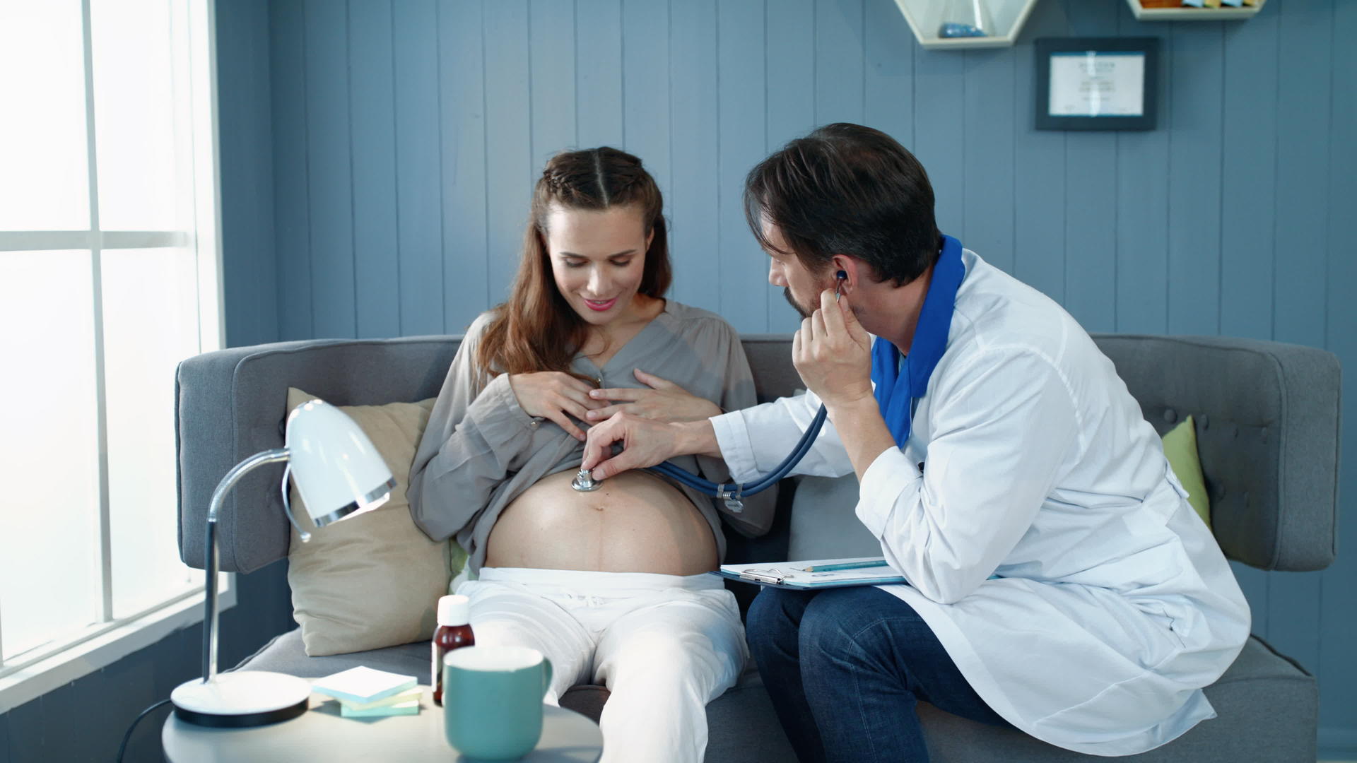 孕妇定期去医院做产检视频的预览图