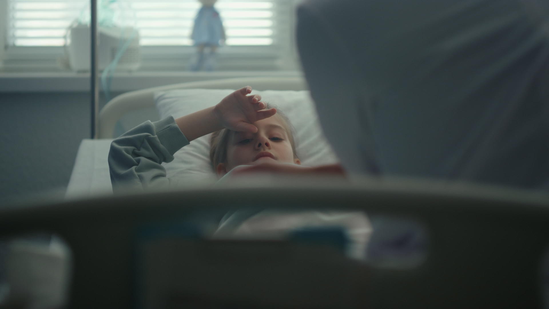患病儿童躺在病床上进行日常体检视频的预览图