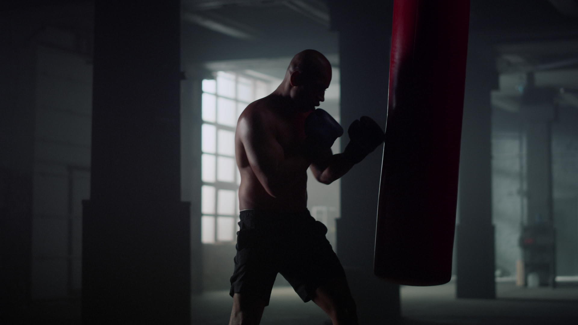 男子在格斗俱乐部进行拳击训练视频的预览图