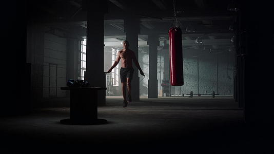 男人在拳击健身房跳绳视频的预览图