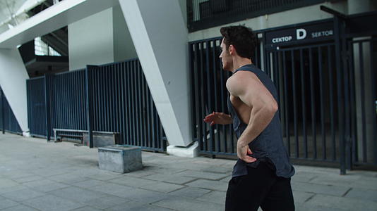 年轻男性在户外锻炼和健身视频的预览图
