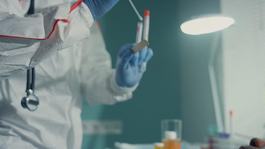 疫情医生穿着防护服着防护服为病人收集核酸样本视频的预览图