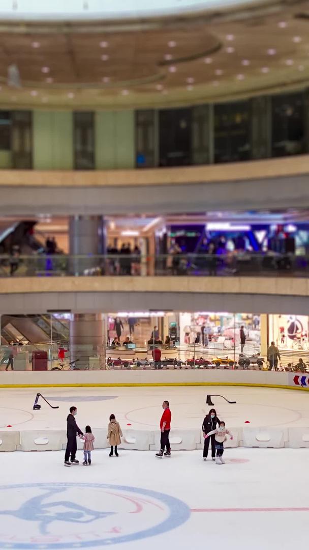 延时摄影商业中心冰上运动城市体育素材视频的预览图