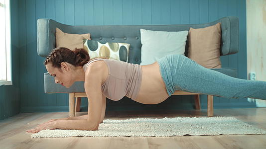孕妇做瑜伽视频的预览图