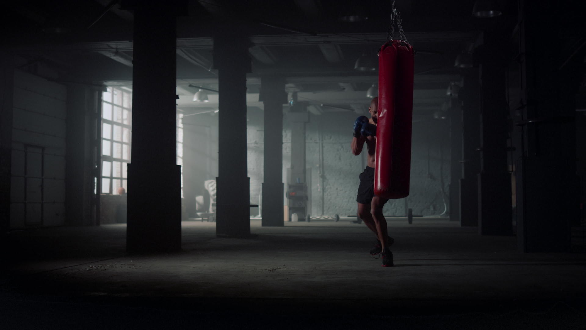 男拳击手在沙袋上打拳锻炼视频的预览图