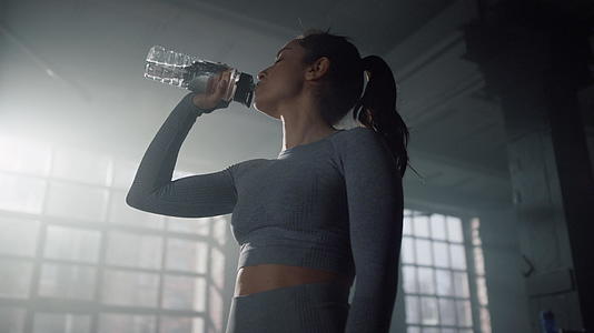 女运动员在健身房喝水后休息视频的预览图