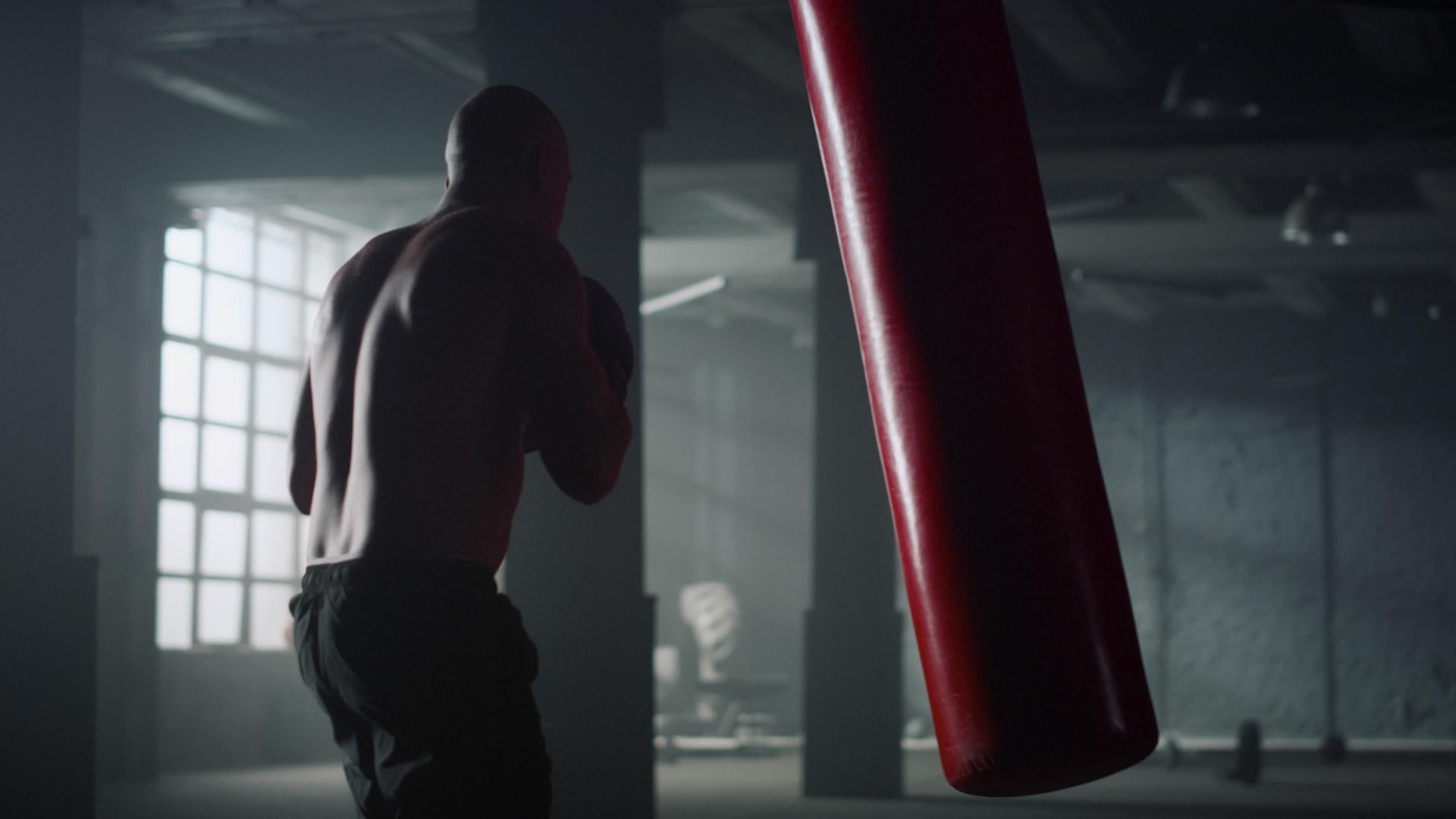 运动员戴着手套打沙袋锻炼身体视频的预览图