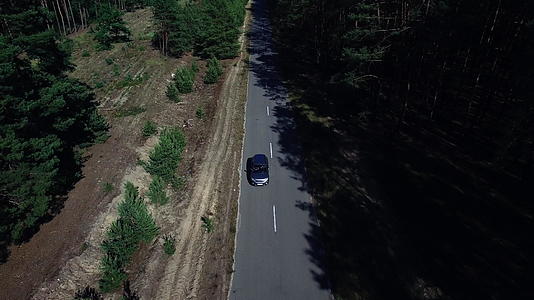 在山路和树林之间行驶的汽车视频的预览图