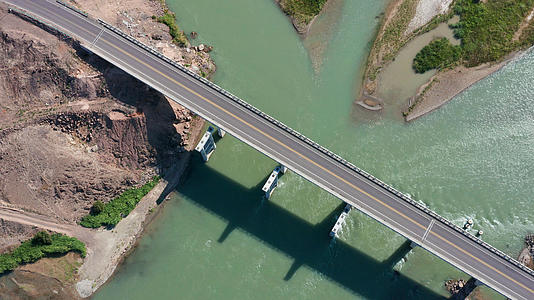 4K航拍新疆河流公路桥梁三条合集视频的预览图