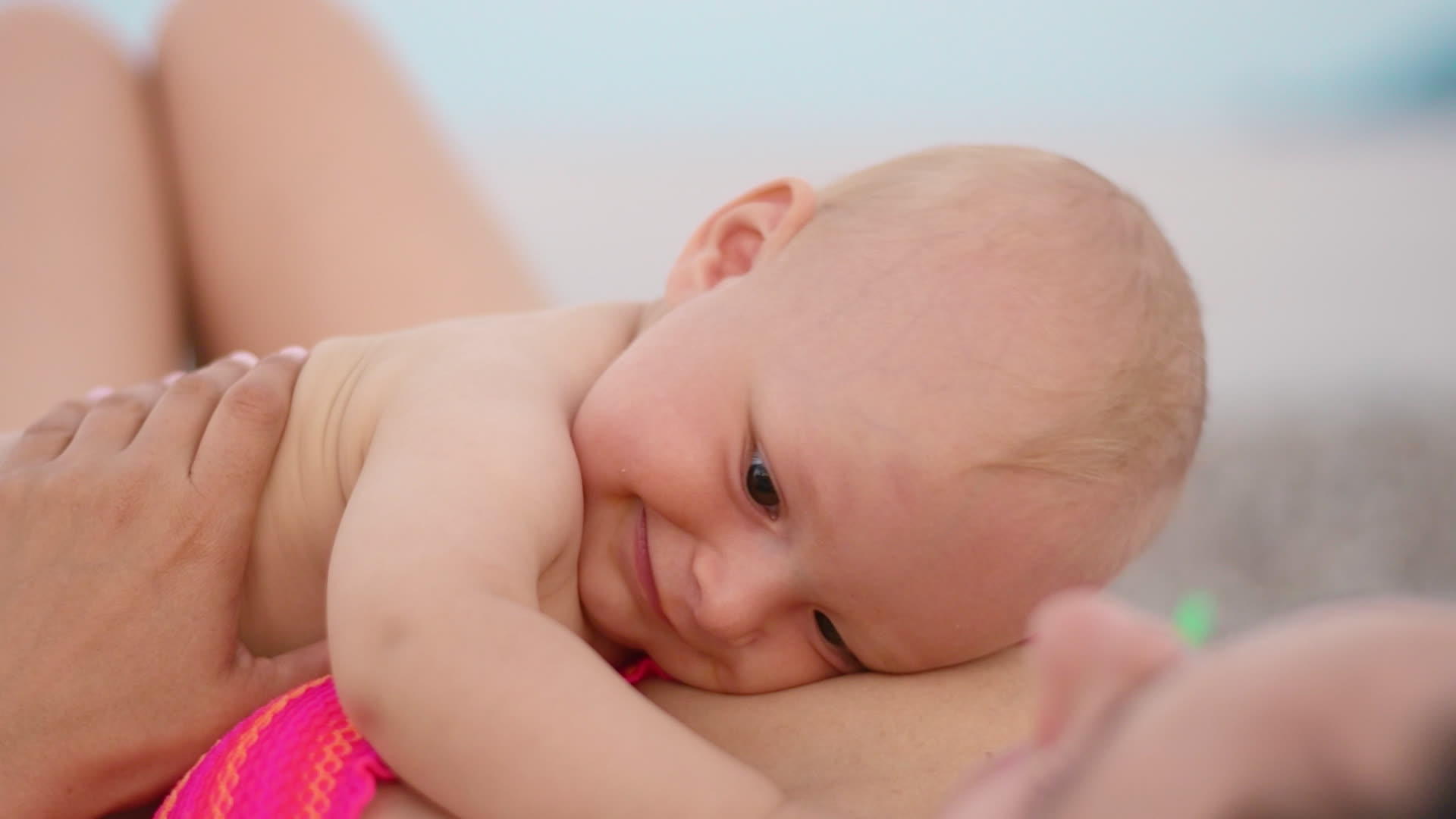 婴儿依偎在母亲的怀里视频的预览图