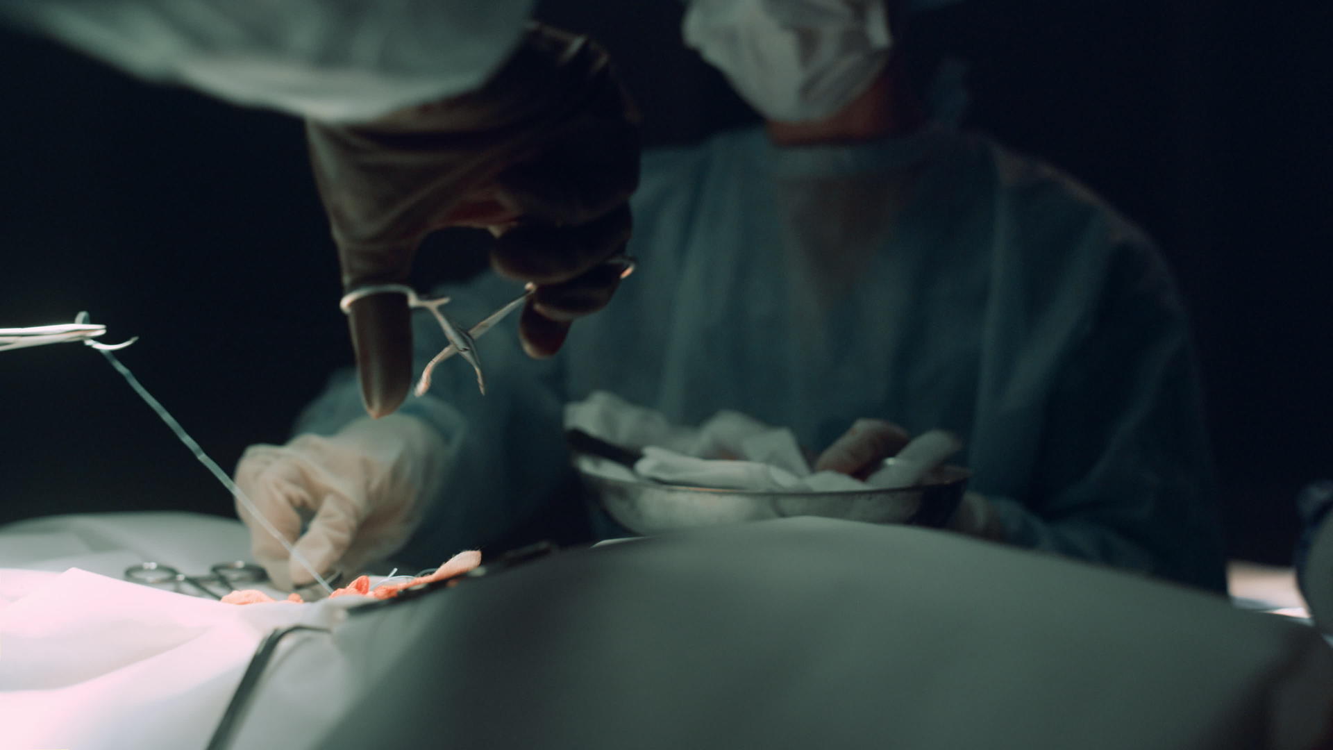 在手术室外科医生缝合病人的特写视频的预览图