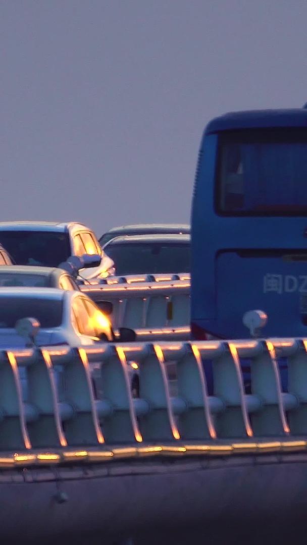 夕阳车流桥上视频的预览图