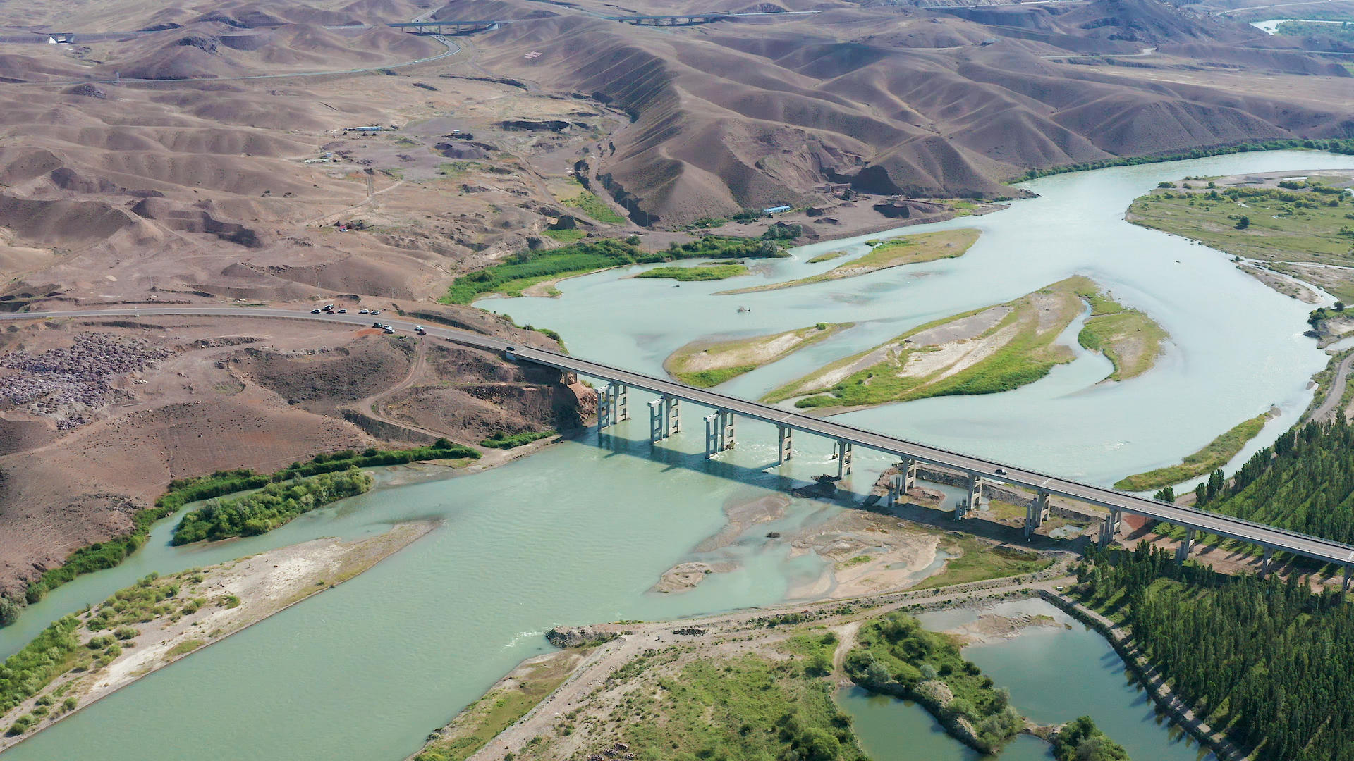 4K航拍新疆风光河流山野视频的预览图