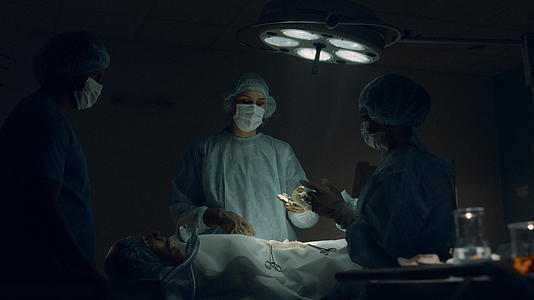 外科医生通过仪器在病房做手术视频的预览图