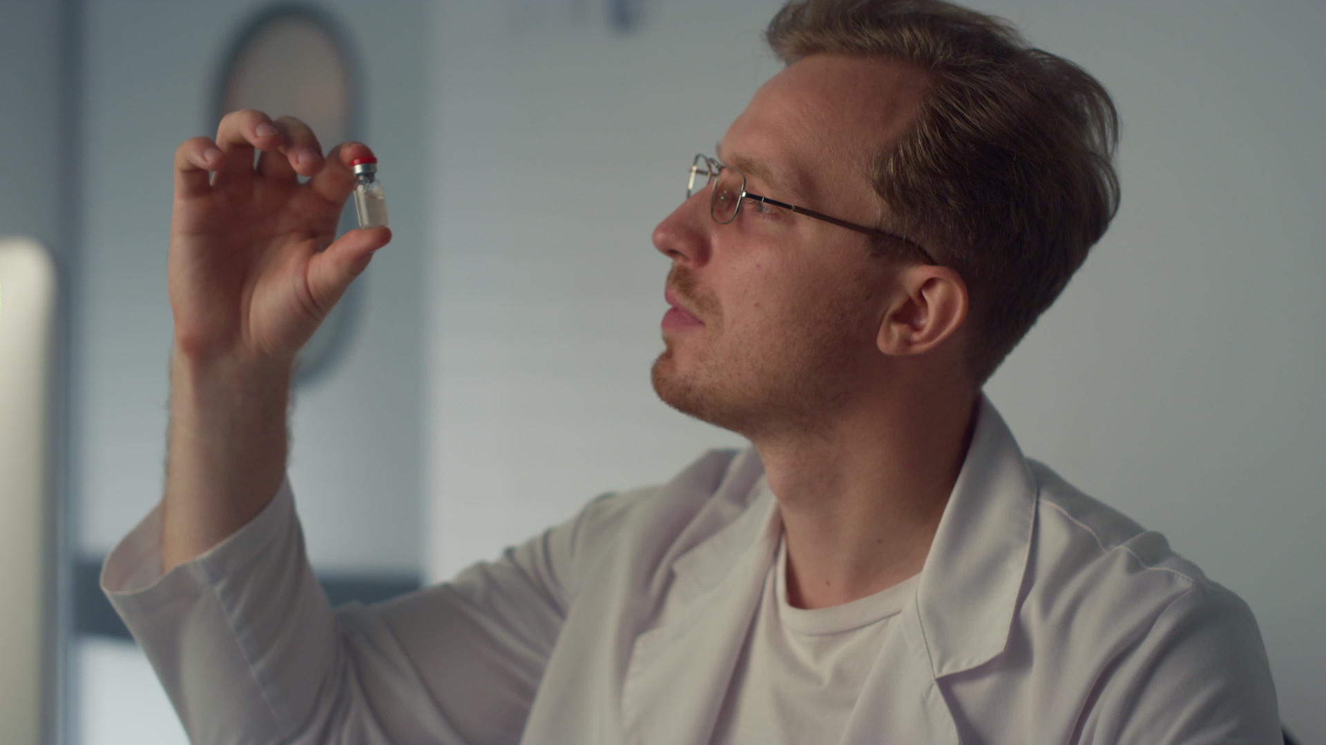 在医院男医生用疫苗瓶的特写检查液体视频的预览图