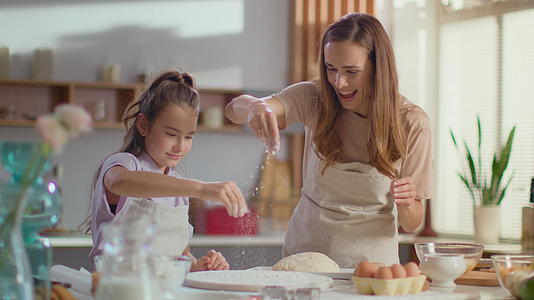 母亲和孩子在家做美味的食物视频的预览图